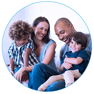 Familia sonriendo junta