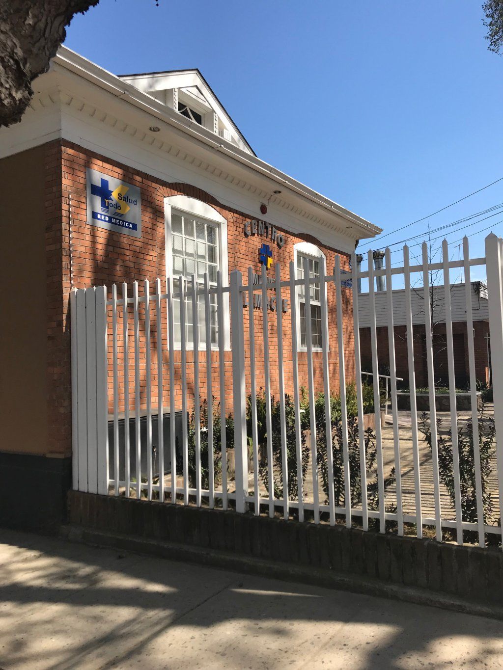 Entrada y reja del Centro Médico Limache
