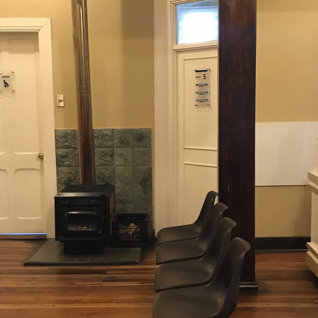 Sala de espera con estufa a leña