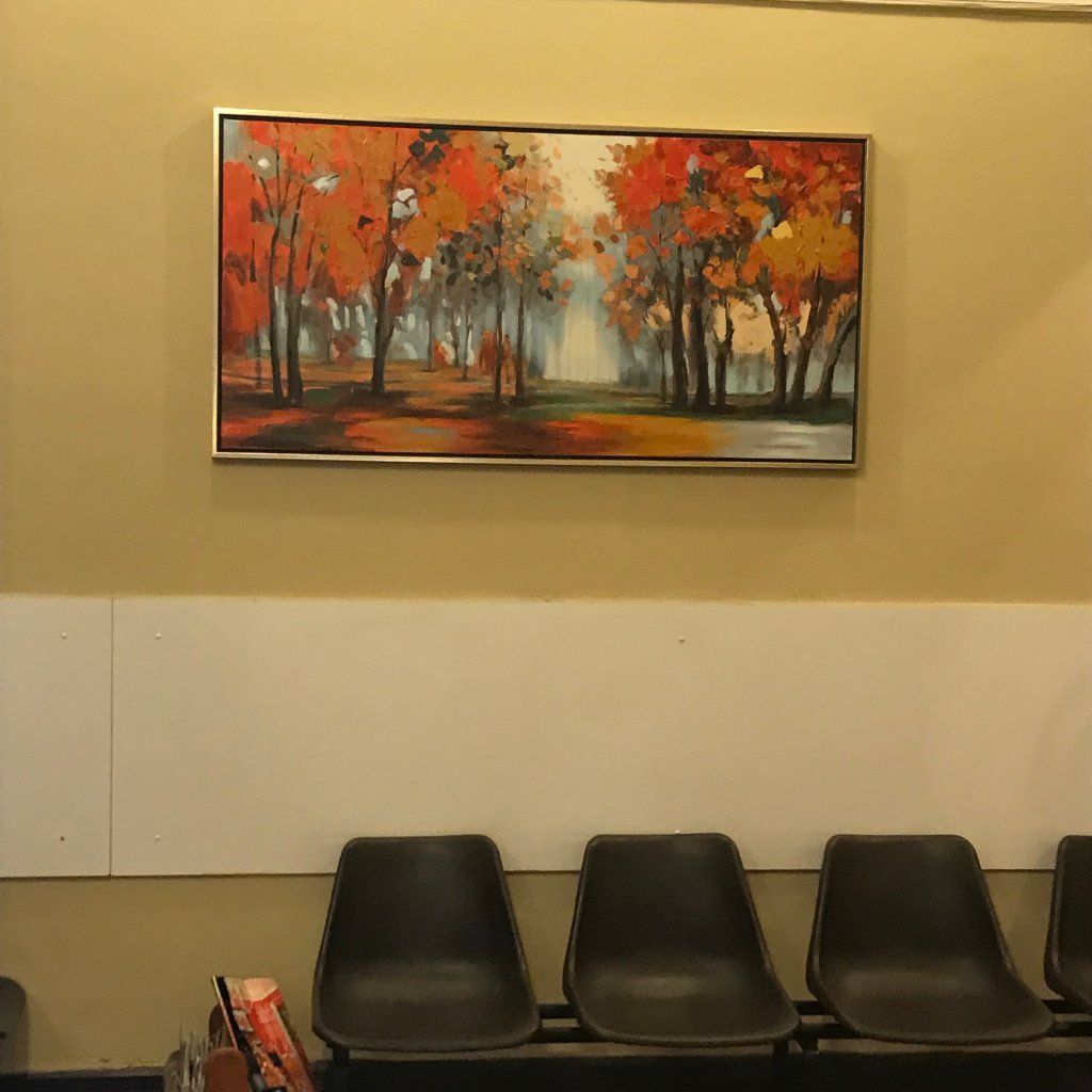 Sala de espera con cuadro de paisaje otoñal