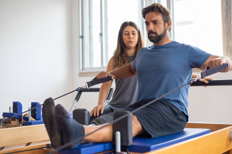 Sesión de kinesiología con equipo de rehabilitación
