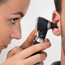 Examen de oído con otoscopio