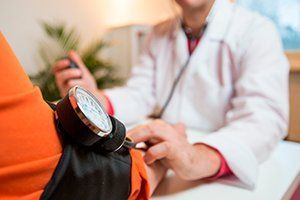 Médico tomando la presión arterial a un paciente